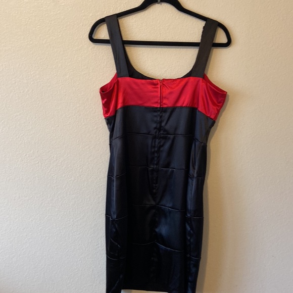 Bisou Bisou Two Tone Satin & Beaded Collar Body Con Dress - Picture 7 of 8